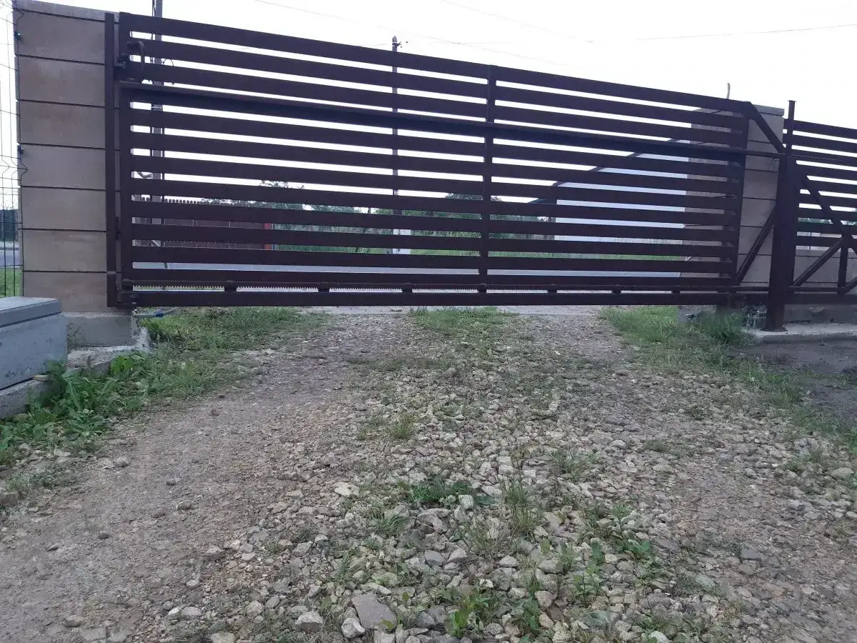 Zbyt duży prześwit pod bramą? Zmniejsz go skutecznie!