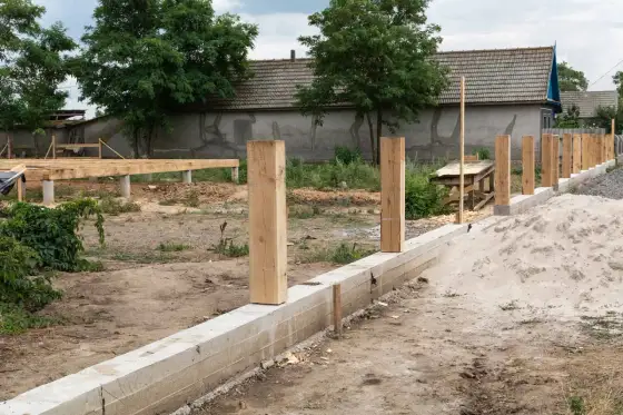 Naprawa podmurówki ogrodzenia - kiedy warto, jak to zrobić?